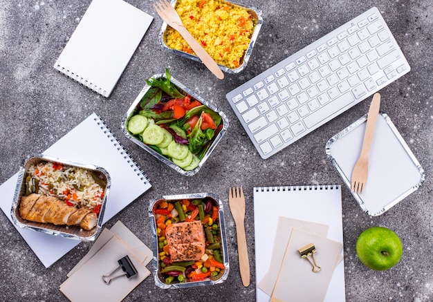 Hora del almuerzo en la oficina de entrega de alimentos