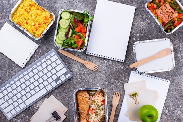 Hora del almuerzo en la oficina. Entrega de comida