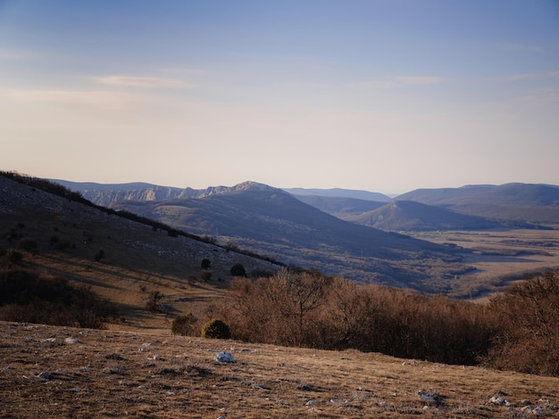 Hora del atardecer en las montañas de primavera vacías