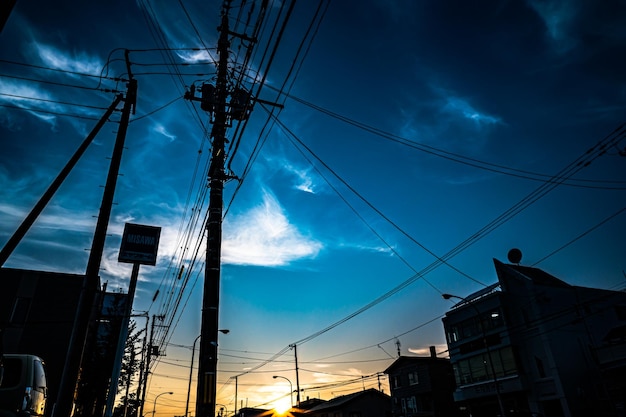 Foto hora azul cruzando fios elétricos e postes de serviço público