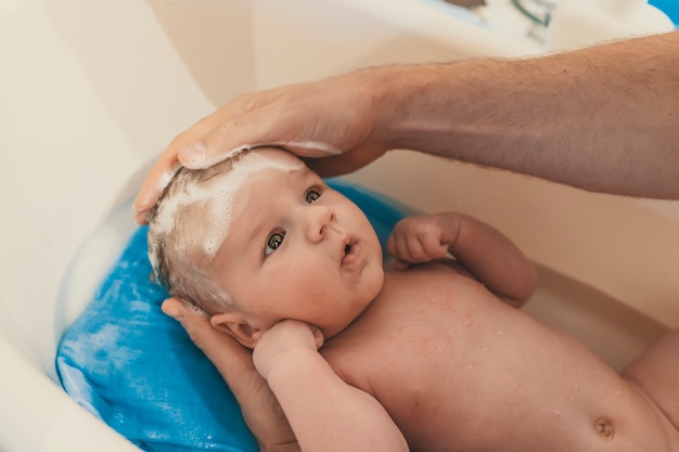 Hora del baño para un lindo bebé recién nacido