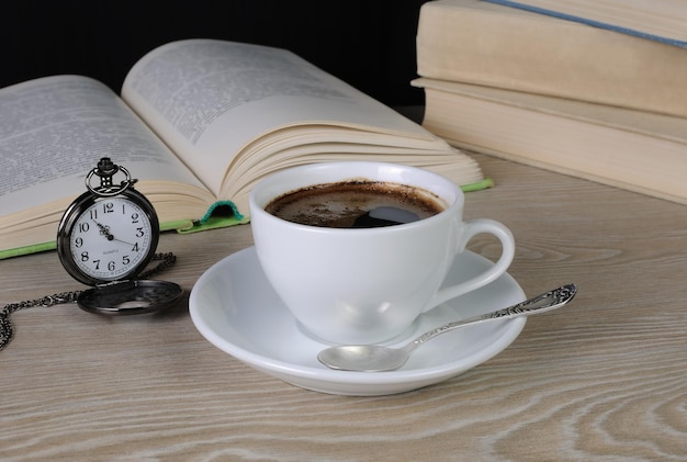 hora para beber una taza de café en una mesa en la biblioteca