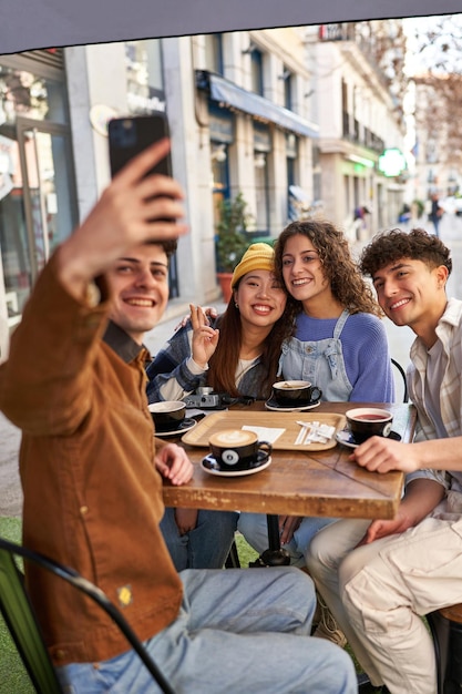 Foto hora del café con amigos de todo el mundo capturando recuerdos con una selfie