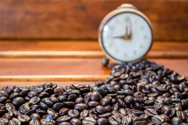 Foto hora del café fondo de granos de café con reloj antiguo