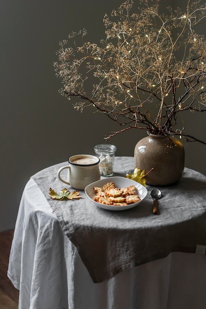 Hora del café Galletas y capuchino sobre la mesa en la acogedora cocina