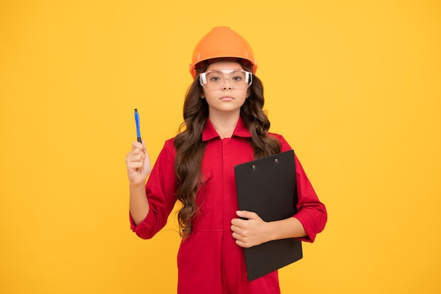 Hora de chequear. chequeo a la vista. jovencita con gafas protectoras. niño use anteojos y casco. proteccion. el niño toma notas en la carpeta. mejorar tu vista. futuro ingeniero Estudiar en la escuela.