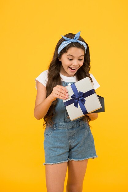 Hora de comprar niño alegre caja envuelta abierta mejor resentido siempre regalo que esperaba niña pequeña cliente regalo abierto felices vacaciones celebración fiesta de cumpleaños compras sorpresa entrega en línea