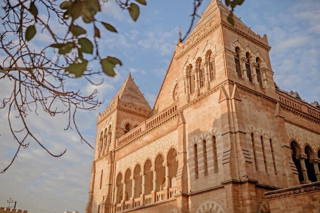 Foto hora da manhã batendo na torre do antigo palácio prag mahal na cidade de bhuj, em kutch