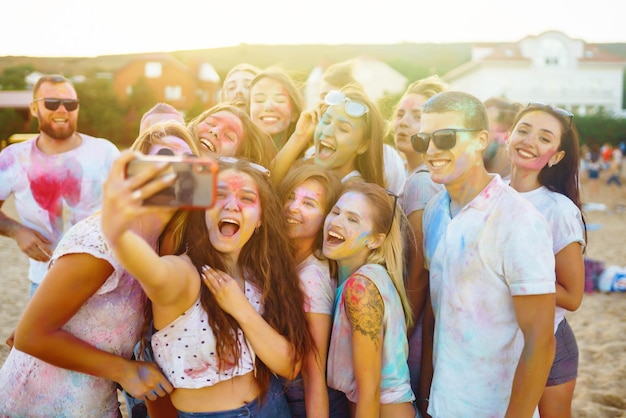 Foto hora da selfie amigos adolescentes se divertem no festival holi comemorando o tradicional feriado indiano