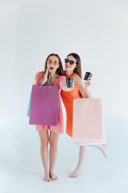 Foto hora das compras. duas mulheres fazendo compras