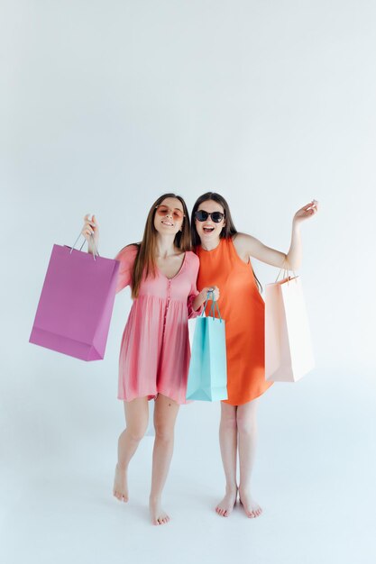 Hora das compras. Duas mulheres fazendo compras