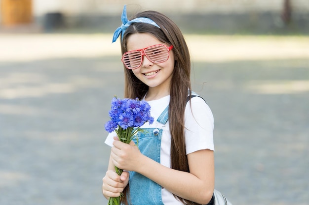 É hora de apreciar as mães Garota feliz segura flores para o dia das mães Celebração do dia das mães Arranjo florista Loja de flores Feliz dia das mães Temporada de primavera