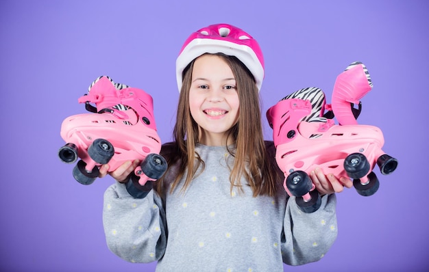 Hora de descansar treino de corrida de adolescente Criança feliz com patins Menina Fitness saúde e energia Patinação de rolos Atividade infantil Estilo livre Sucesso esportivo Livre para ir a qualquer lugar