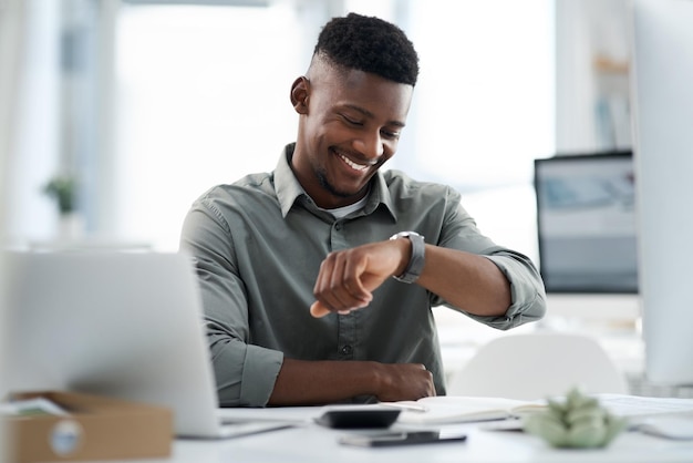 Hora de moer Foto de um jovem empresário trabalhando em um computador em um escritório