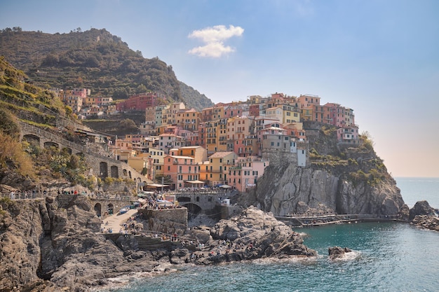 Foto hora de ouro na colorida vila de riomaggiore