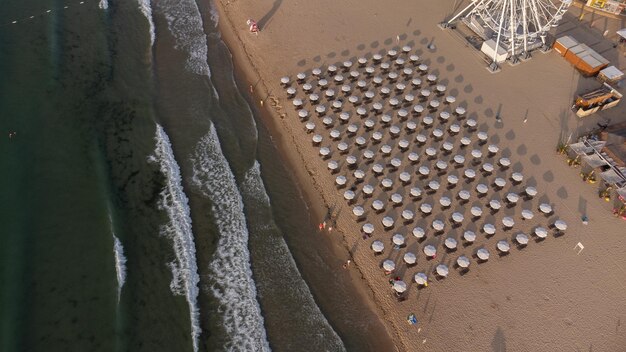 Foto hora de ouro na praia a partir de uma visão de drone fotografia aérea