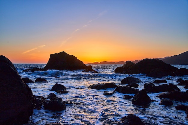 Hora de ouro na praia do oceano da costa oeste da Califórnia