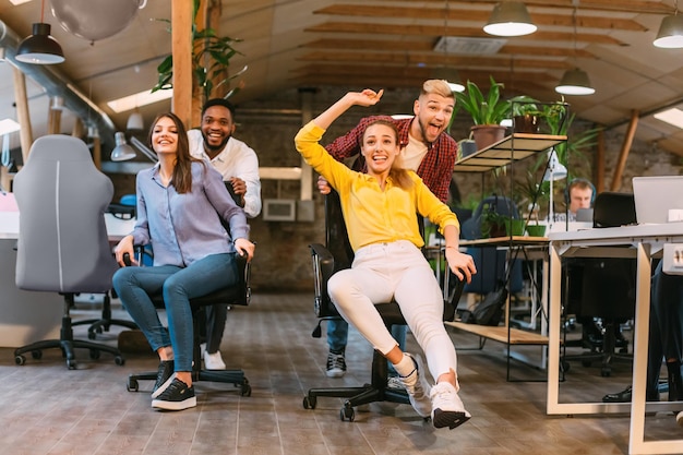 Hora de pausa Colegas alegres se divertindo no local de trabalho