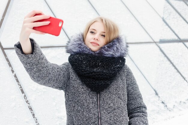 Hora de selfies, a jovem blogueira funky está fazendo fotos para sua página de redes sociais.