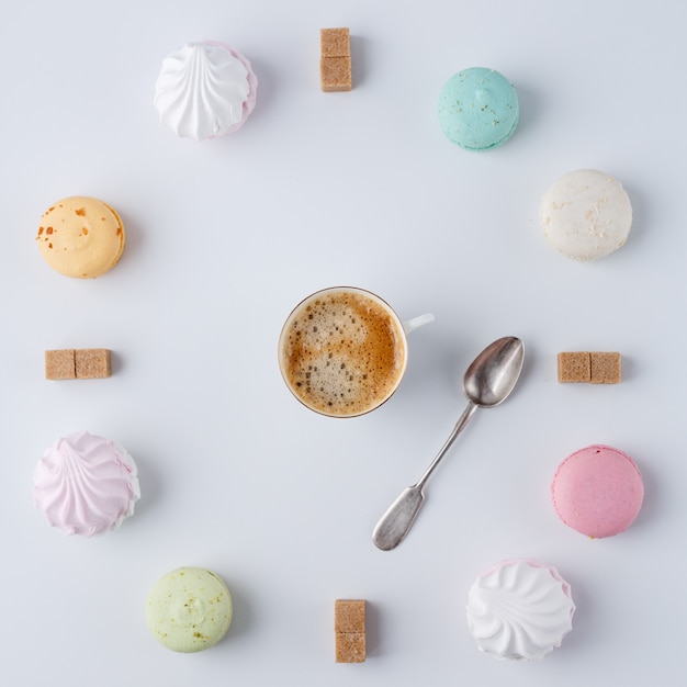 Hora de tomar café, um relógio em forma de café, macarons, açúcar, marshmallow,