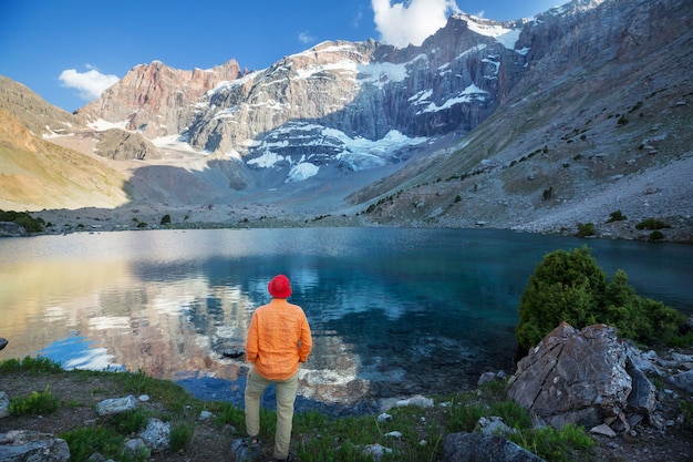 Hora de Wanderlust. Homem caminhando nas belas montanhas Fann em Pamir, Tajiquistão. Ásia Central.