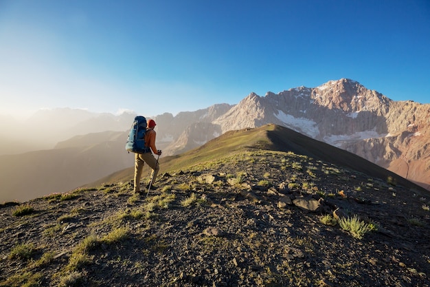 Hora de Wanderlust. Homem caminhando nas belas montanhas Fann em Pamir, Tajiquistão. Ásia Central.