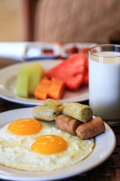 Hora do almoço com leite de ovo e frutas