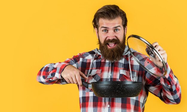 Hora do almoço panela no cozinheiro homem mãos na cozinha preparação de alimentos e cozinha utensílios de cozinha vasos publicidade de cozinha Homem com panela Homem segura panela nova marca Utensílios de cozinha de compras