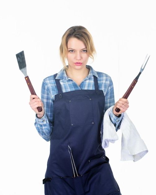 Hora do almoço Piquenique churrasco comida cozinhar receita Menina bonita no avental do chef Preparação e culinária Ferramentas para assar carne ao ar livre Mulher segura utensílios de cozinha Fim de semana em família