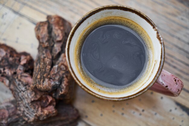 Hora do café em fundo de madeira