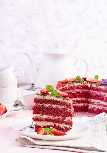 Hora do chá com bolo de veludo vermelho e morangos