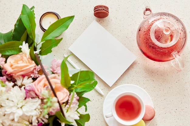 Hora do chá de outono e cartão de papelaria de maquete Lugar para desejar ou texto Xícara de chá com biscoitos e chá natural em bule de vidro Casa aconchegante com sobremesa de vela Espaço para cópia