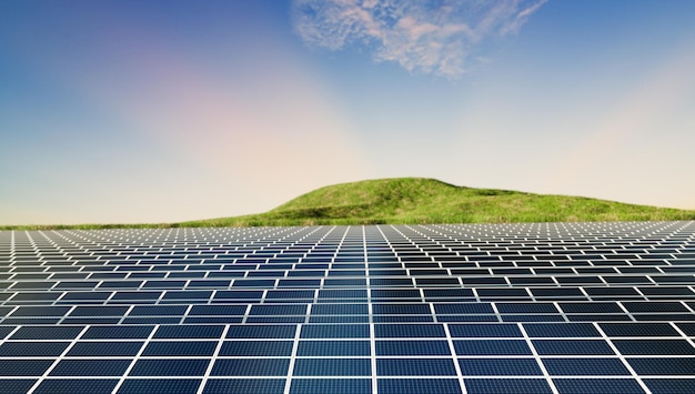 Hora do pôr do sol com fazenda de energia solar