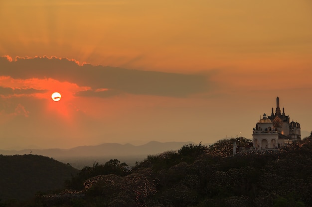 Hora do pôr do sol na província de phra nakhon khiri phetchaburi, ásia tailândia