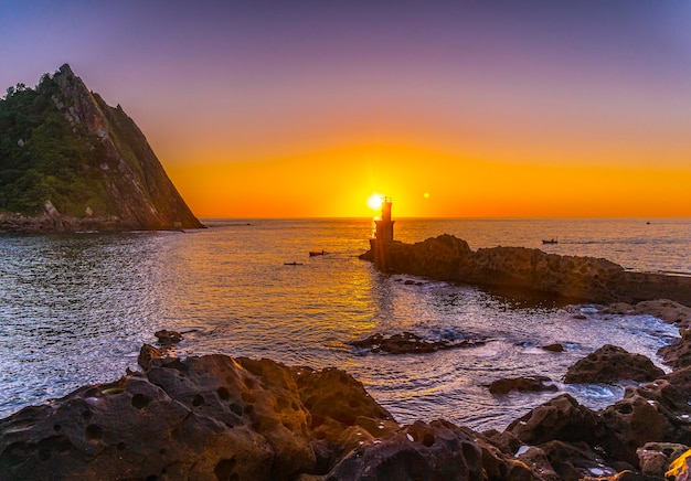 Hora dorada en el Faro al atardecer en Pasajes San Juan cerca de San Sebastián