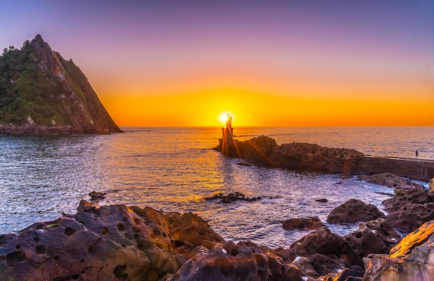 Hora dorada en el Faro al atardecer en Pasajes San Juan cerca de San Sebastián