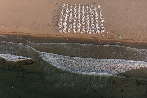 Hora dorada en la playa desde la vista de un dron Fotografía aérea