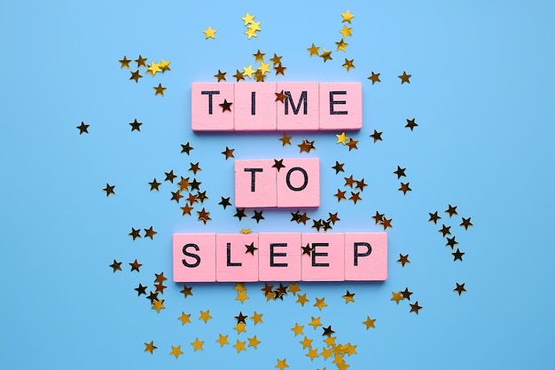 Hora de dormir, sobre un fondo azul con estrellas de confeti