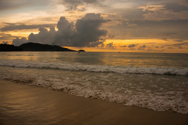 Hora dourada no litoral lindo, praia de patong, phuket.