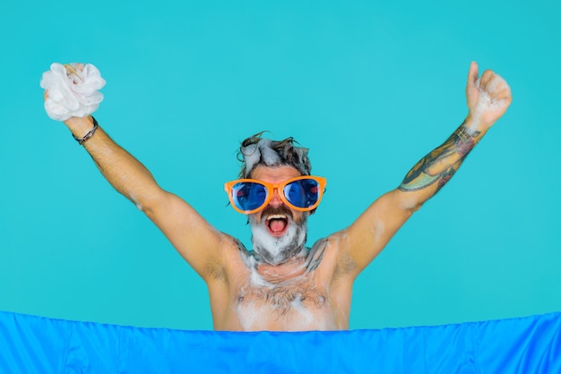 La hora de la ducha hombre divertido tomar una ducha de espuma en la cabeza champú lavado de cabeza hombre barbudo lavarse el cabello