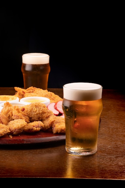 Hora feliz con cerveza doble y totora para comer con los dedos