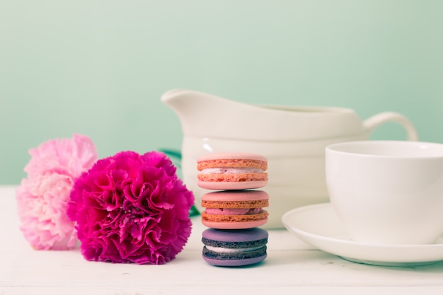 Hora del postre. Macarrón, flor y taza. Estilo retro efecto