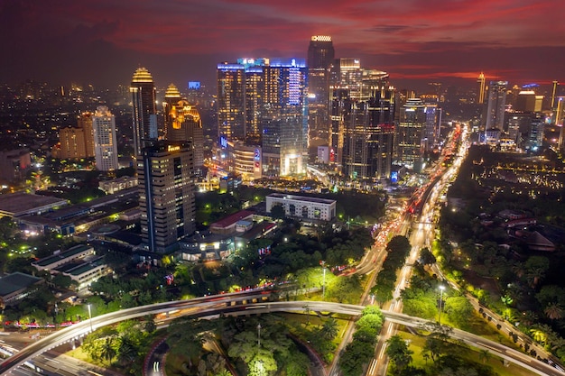 Foto hora punta en la intersección de semanggi por la noche