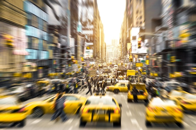 Hora punta con taxis amarillos y personas de crisol en 7th av en Manhattan New York City