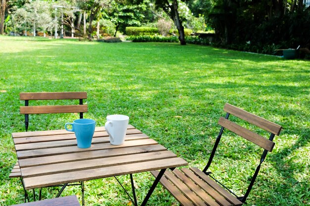 Foto la hora del té en el jardín de la casa