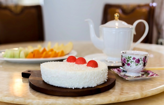 Hora del té con pastel de chocolate y fruta fresca