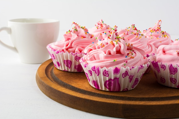 Hora del té con pastelitos rosas