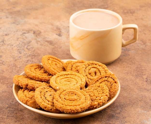 Foto hora del té tradicional india snack chakli