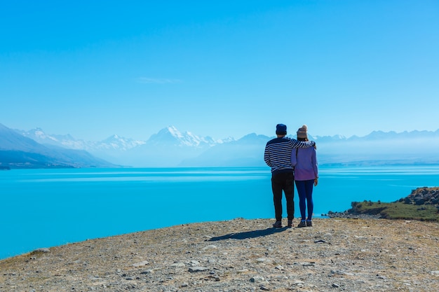 Hora de verano, vista de parejas disfrutar del viaje al sur de la isla de Nueva Zelanda