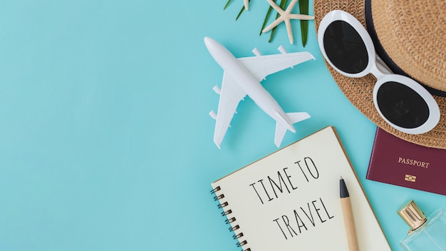 Hora de viajar cita en cuaderno con sombrero y avión